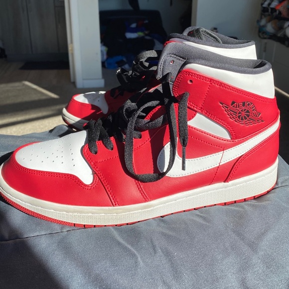 Air Jordan 1 Mid “Chicago” main image 4